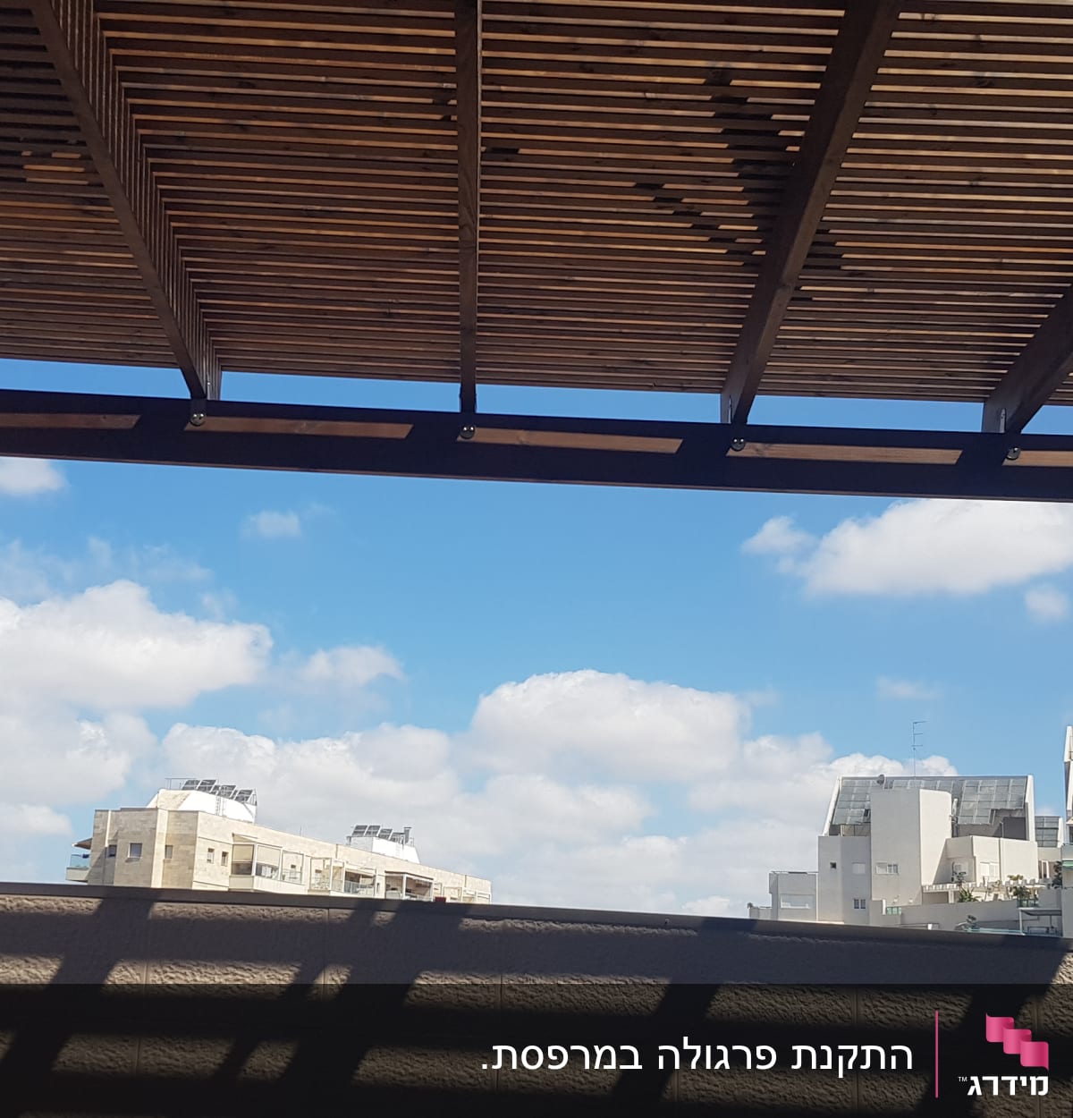 פרגולה מעץ עם סולם ובקבוק מים
